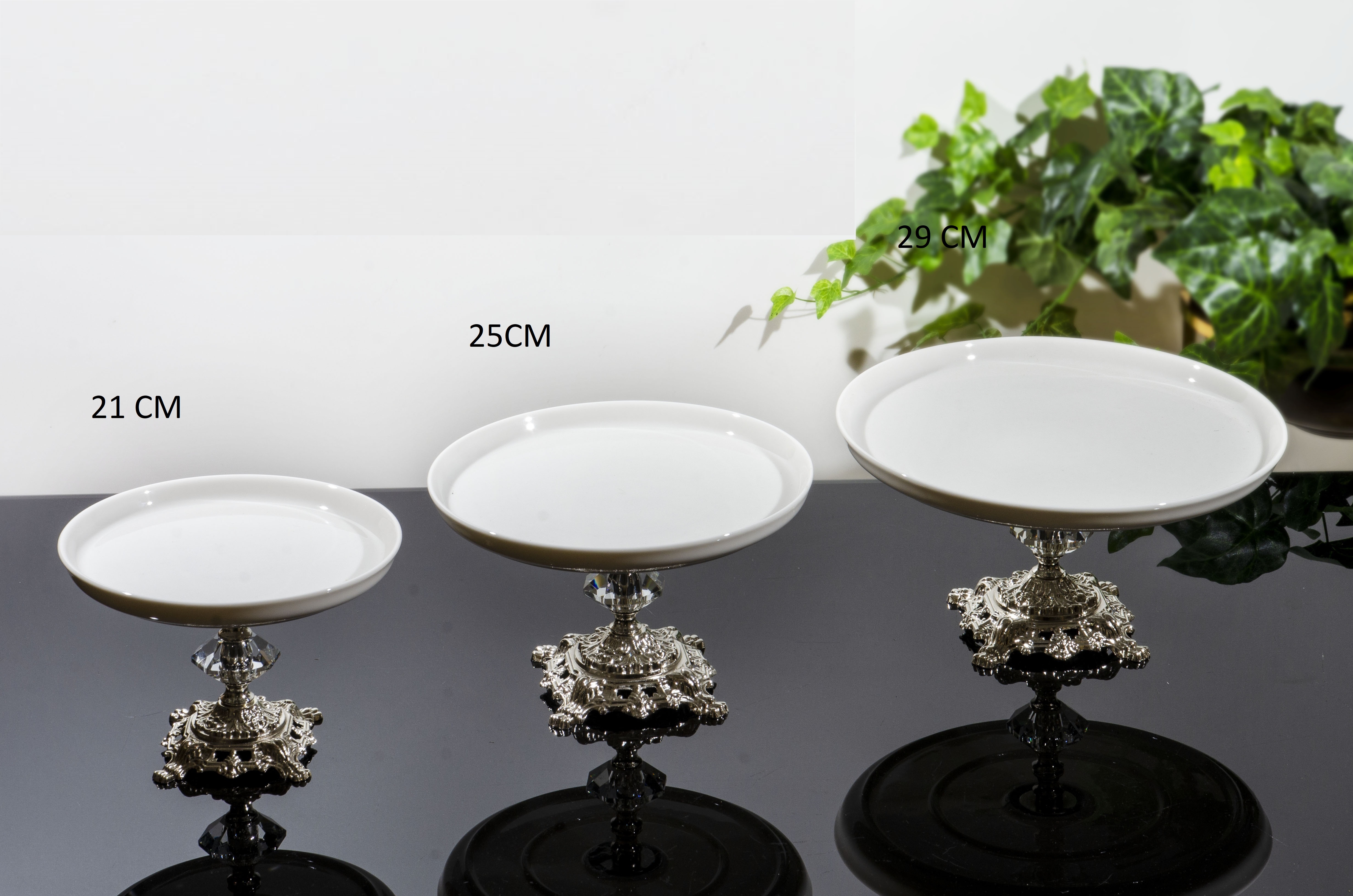 DÖKÜM AYAKLI PORSELEN YUVARLAK SUNUMLUK 21 CM GÜMÜŞ