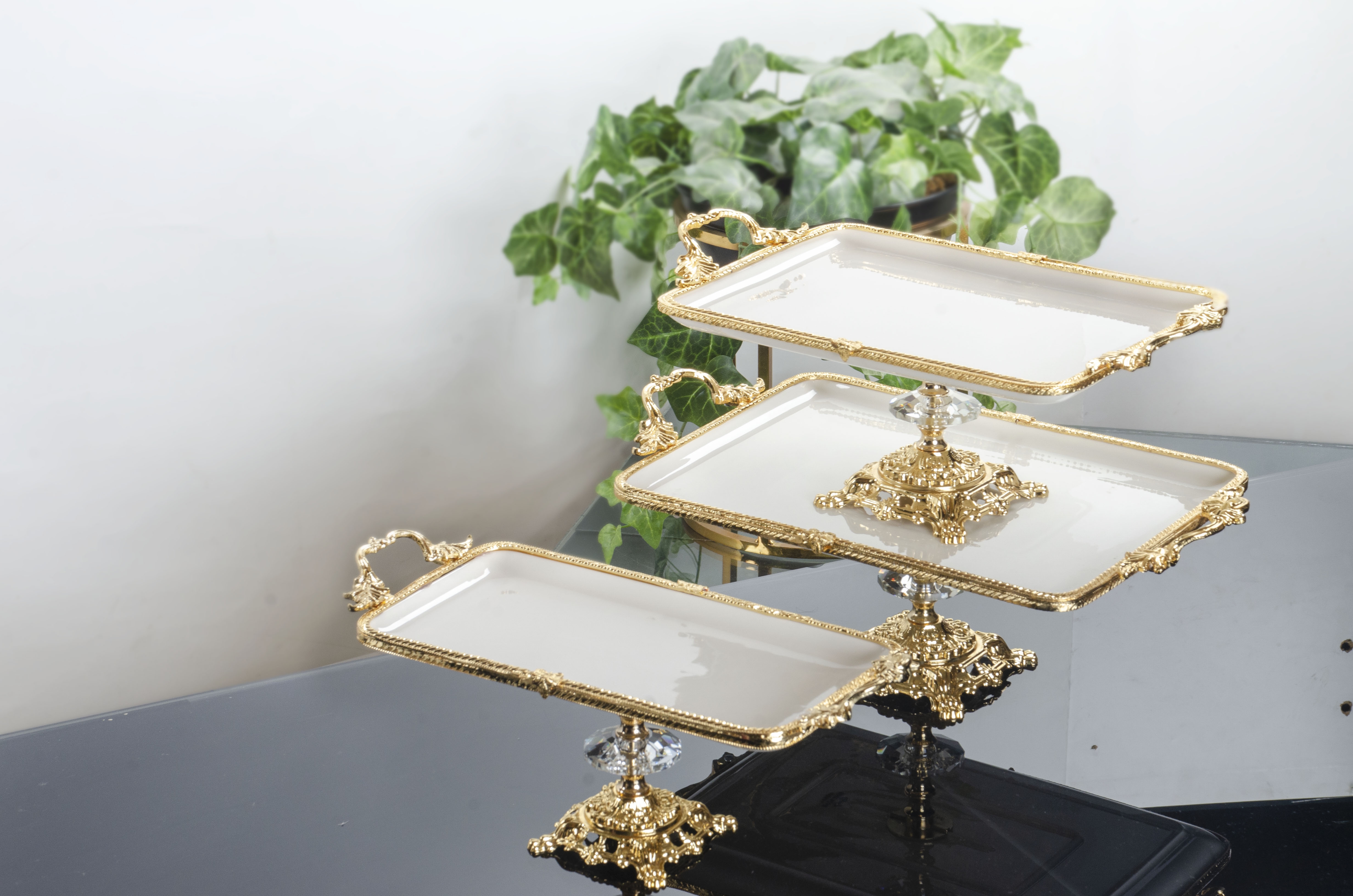 8 PARÇA AYAKLI PORSELEN SUNUM SETİ GOLD