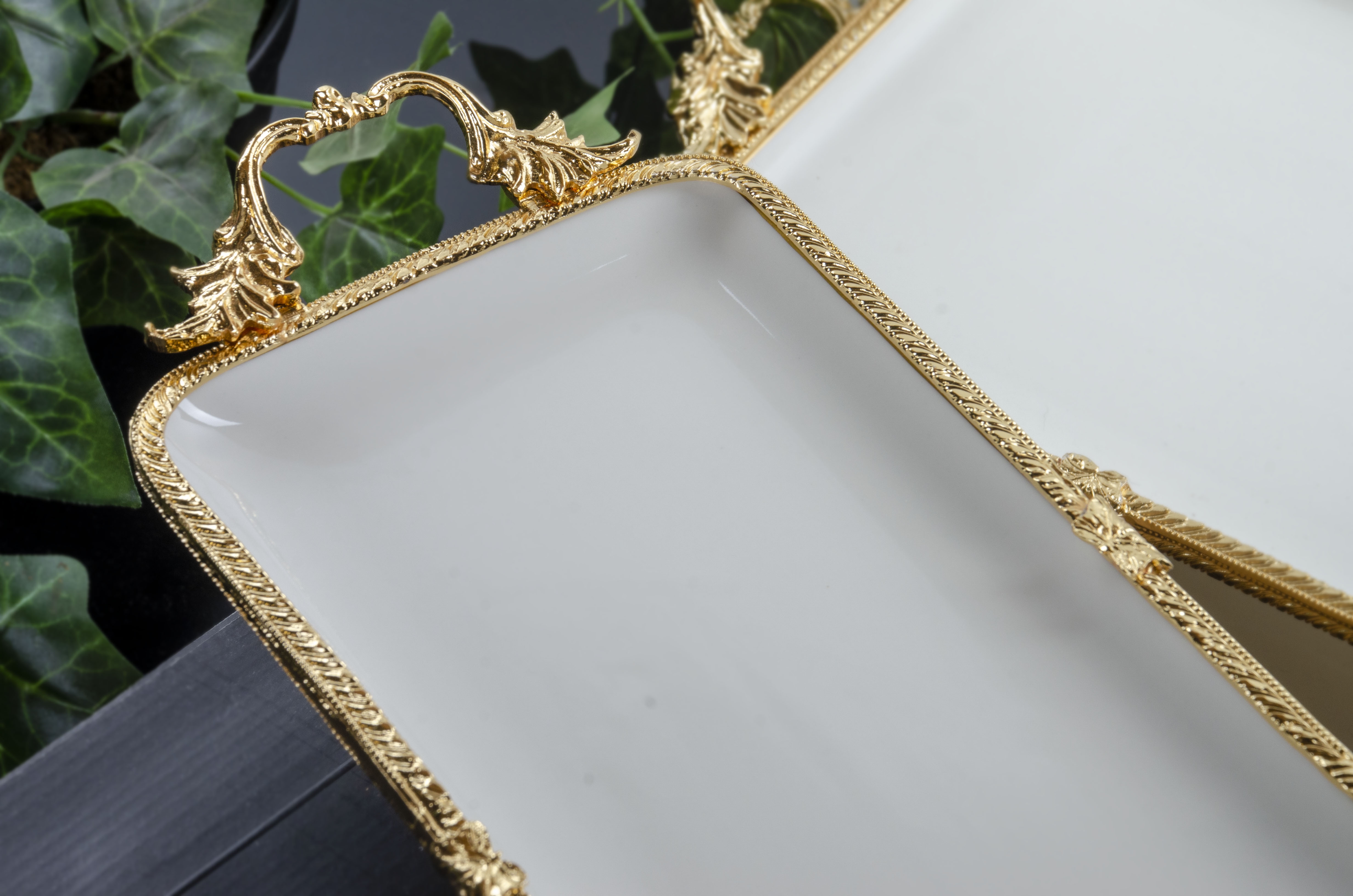 PORSELEN DİDÖRTGEN KULPLU SUNUMLUK 30X14 CM GOLD